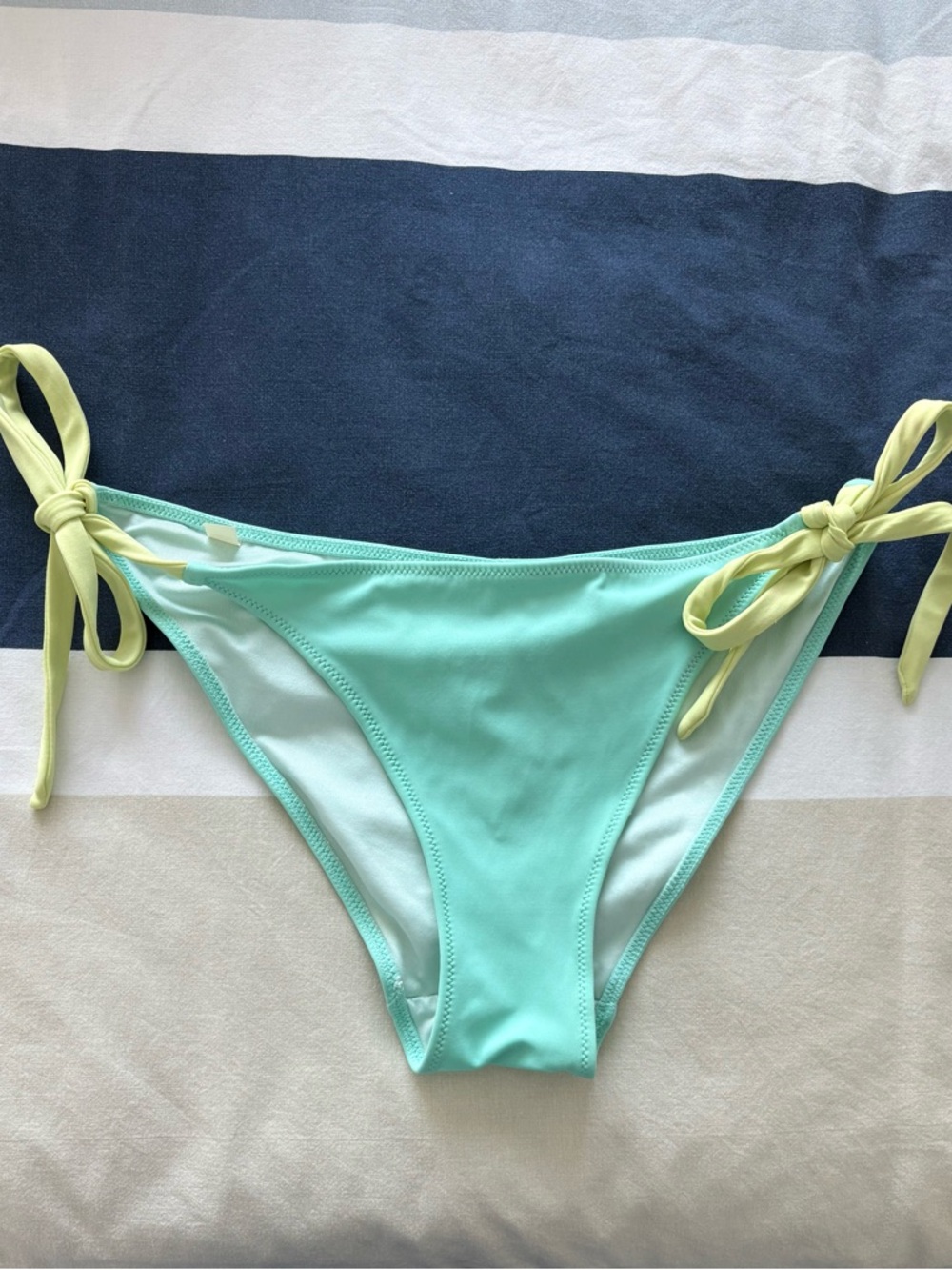 Victoria’s Secret Side String Bikini Bottoms Size Medium - Picture 2 of 12